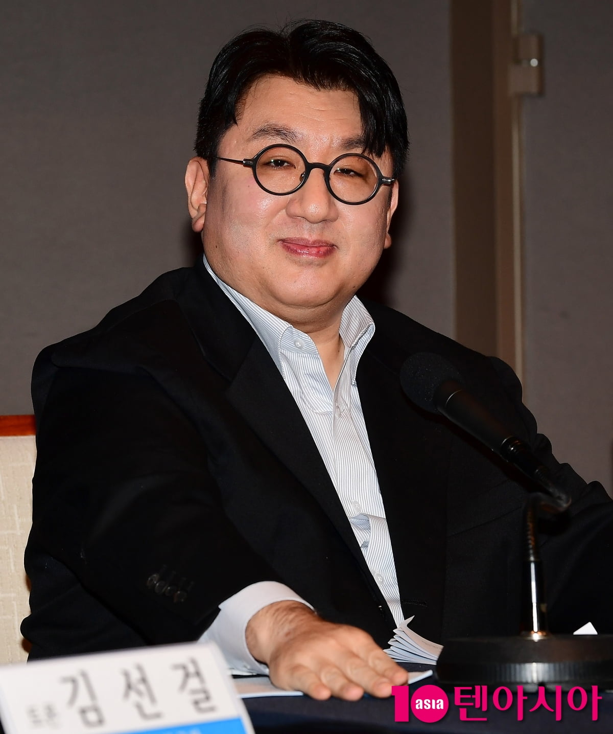 HYBE Founder Bang Si-hyuk Under Investigation for Alleged Fraudulent Transactions