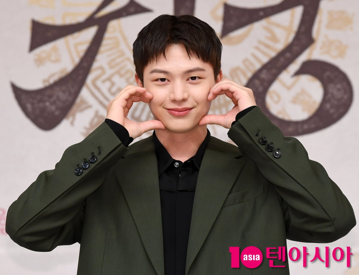 Yook Sung-jae Announces Comeback with Mini Album 'All About Blue'