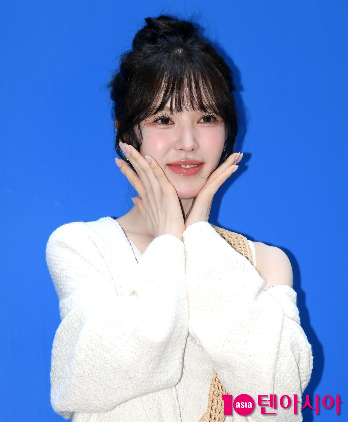 Red Velvet's Wendy Tops Poll as Most Desired Female Singer for a Stroll in Daehangno