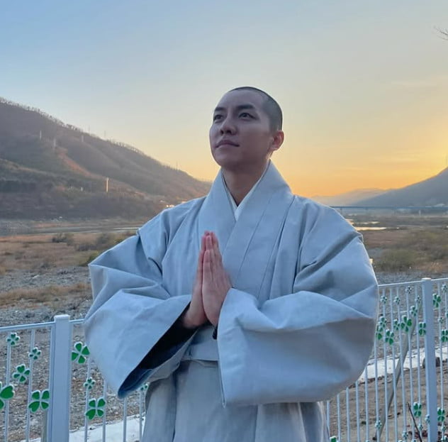 Lee Seung-gi Honored with Buddhist Award for Promoting Buddhist Values