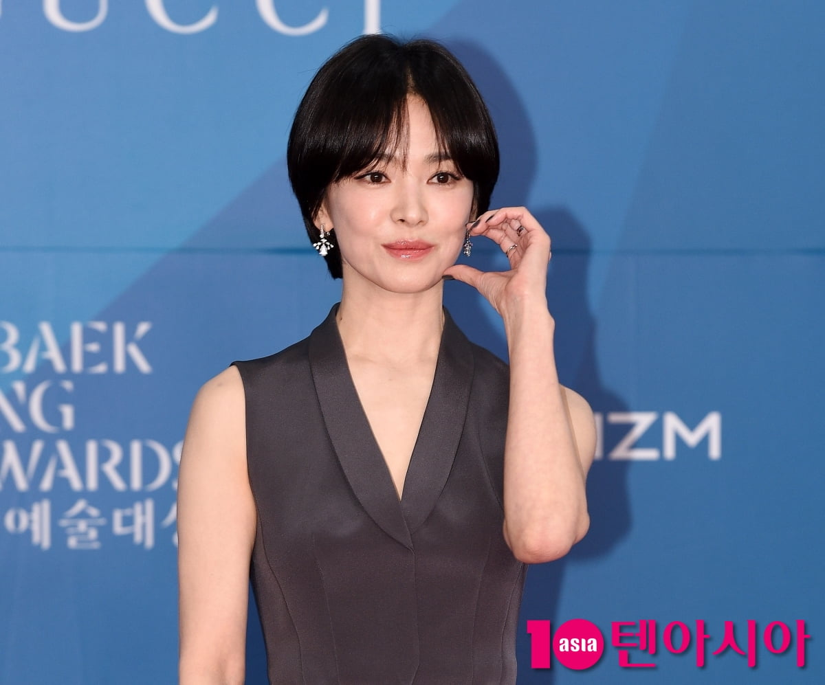 Song Hye-kyo Shines on the Red Carpet at the 61st Baeksang Arts Awards