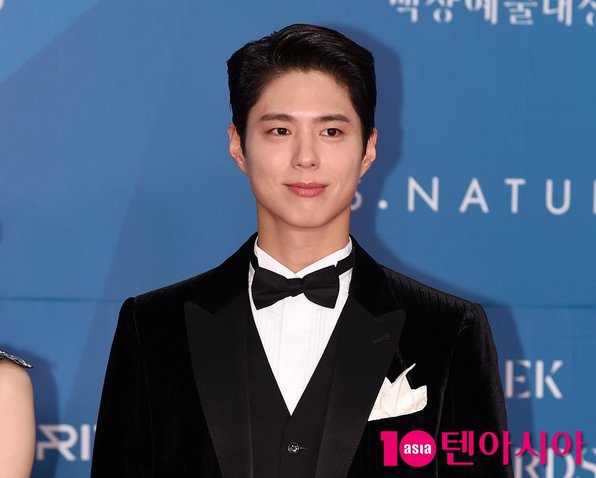 Park Bo-gum Graces the Red Carpet at the 61st Baeksang Arts Awards