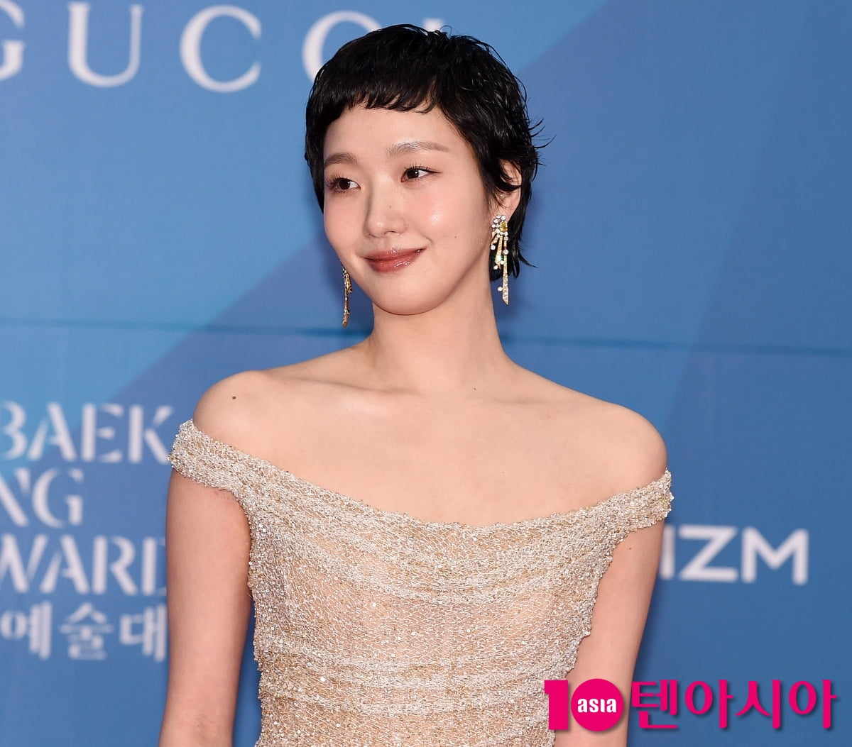 Kim Go-eun Shines on the Red Carpet at the 61st Baeksang Arts Awards