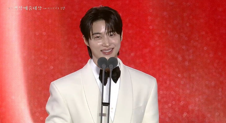Byeon Woo-seok and Kim Hye-yoon Win Popularity Award at 61st Baeksang Arts Awards
