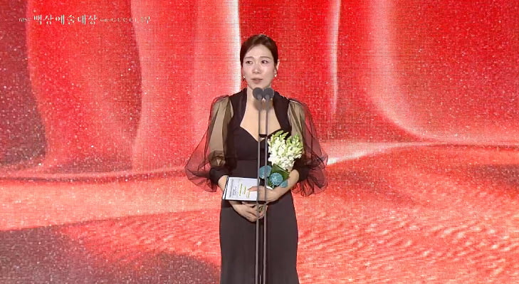 Yum Hye-ran and Choi Dae-hoon Shine at the 61st Baeksang Arts Awards with Best Supporting Actor Wins