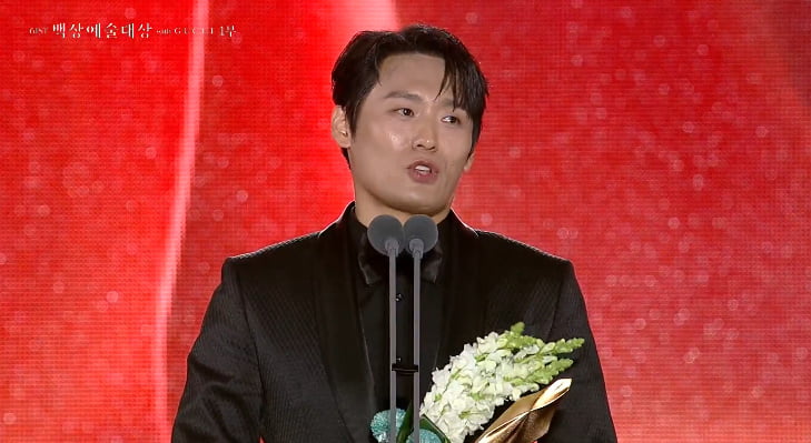 Yum Hye-ran and Choi Dae-hoon Shine at the 61st Baeksang Arts Awards with Best Supporting Actor Wins