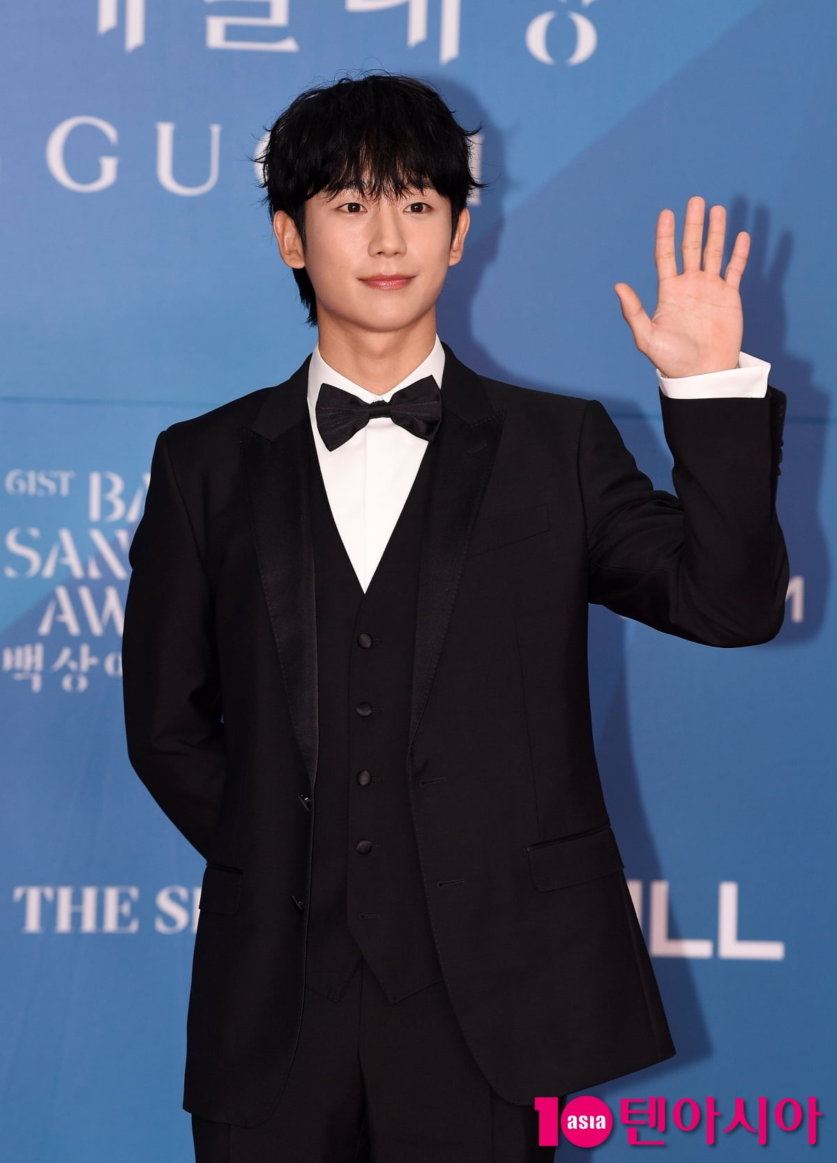 Jung Hae-in Graces the Red Carpet at the 61st Baeksang Arts Awards
