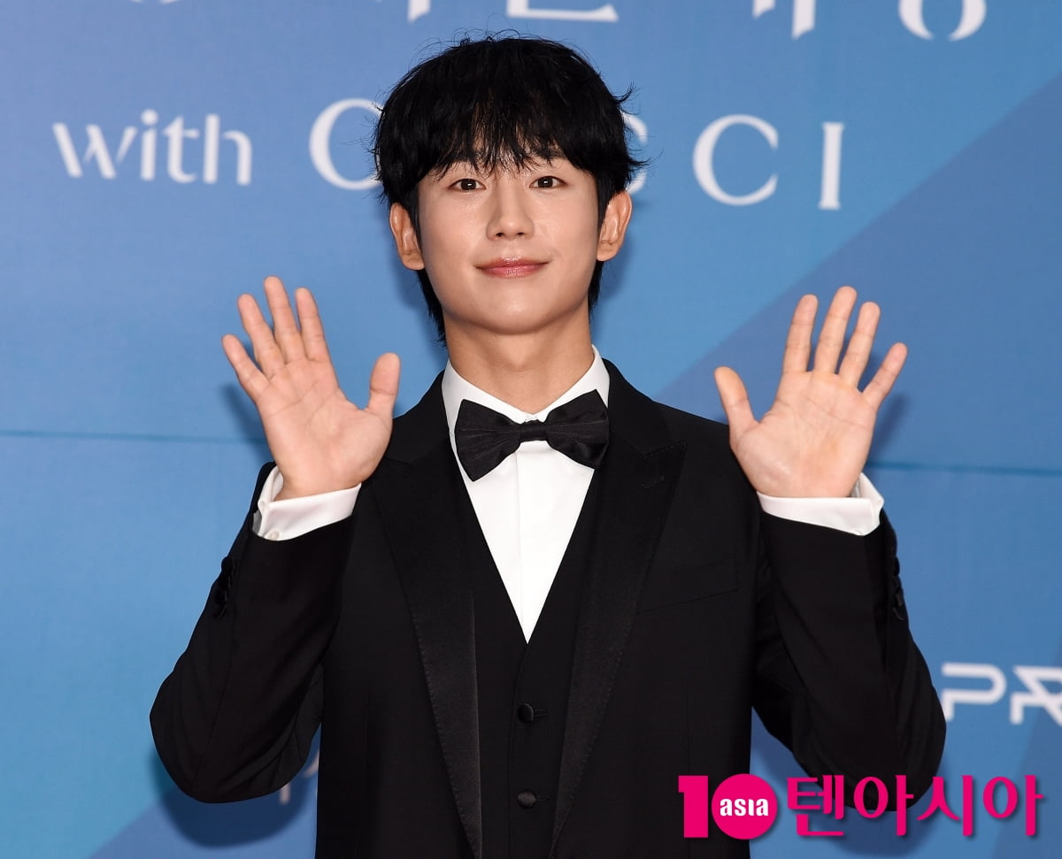 Jung Hae-in Graces the Red Carpet at the 61st Baeksang Arts Awards