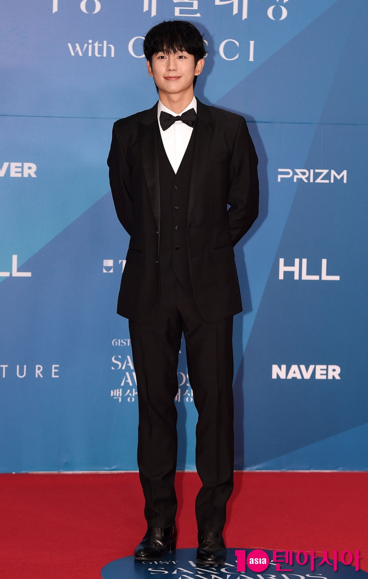 Jung Hae-in Graces the Red Carpet at the 61st Baeksang Arts Awards