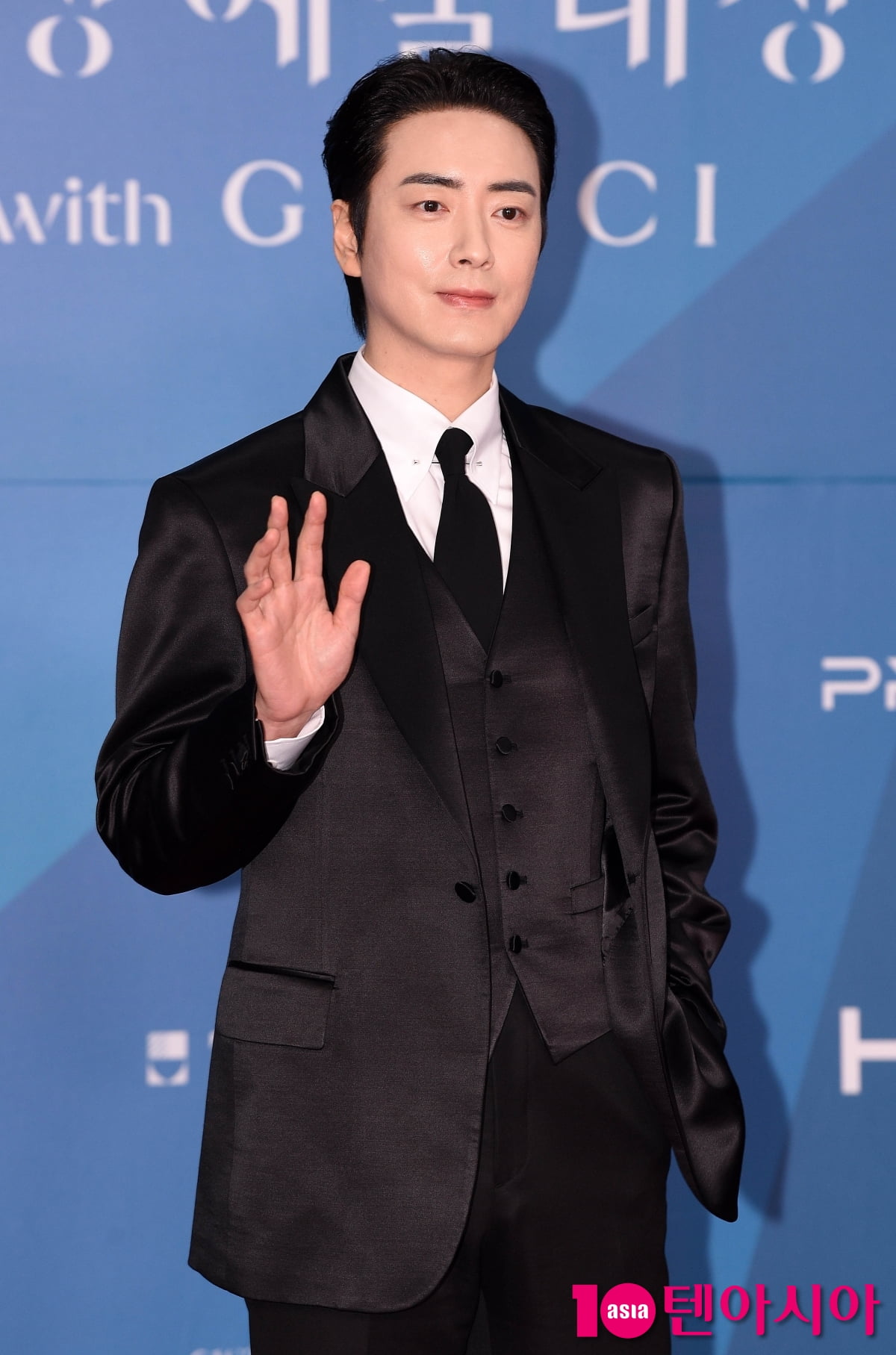 Actor Lee Jun-hyuk Shines on the Red Carpet at the 61st Baeksang Arts Awards