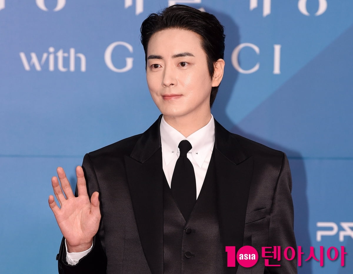 Actor Lee Jun-hyuk Shines on the Red Carpet at the 61st Baeksang Arts Awards