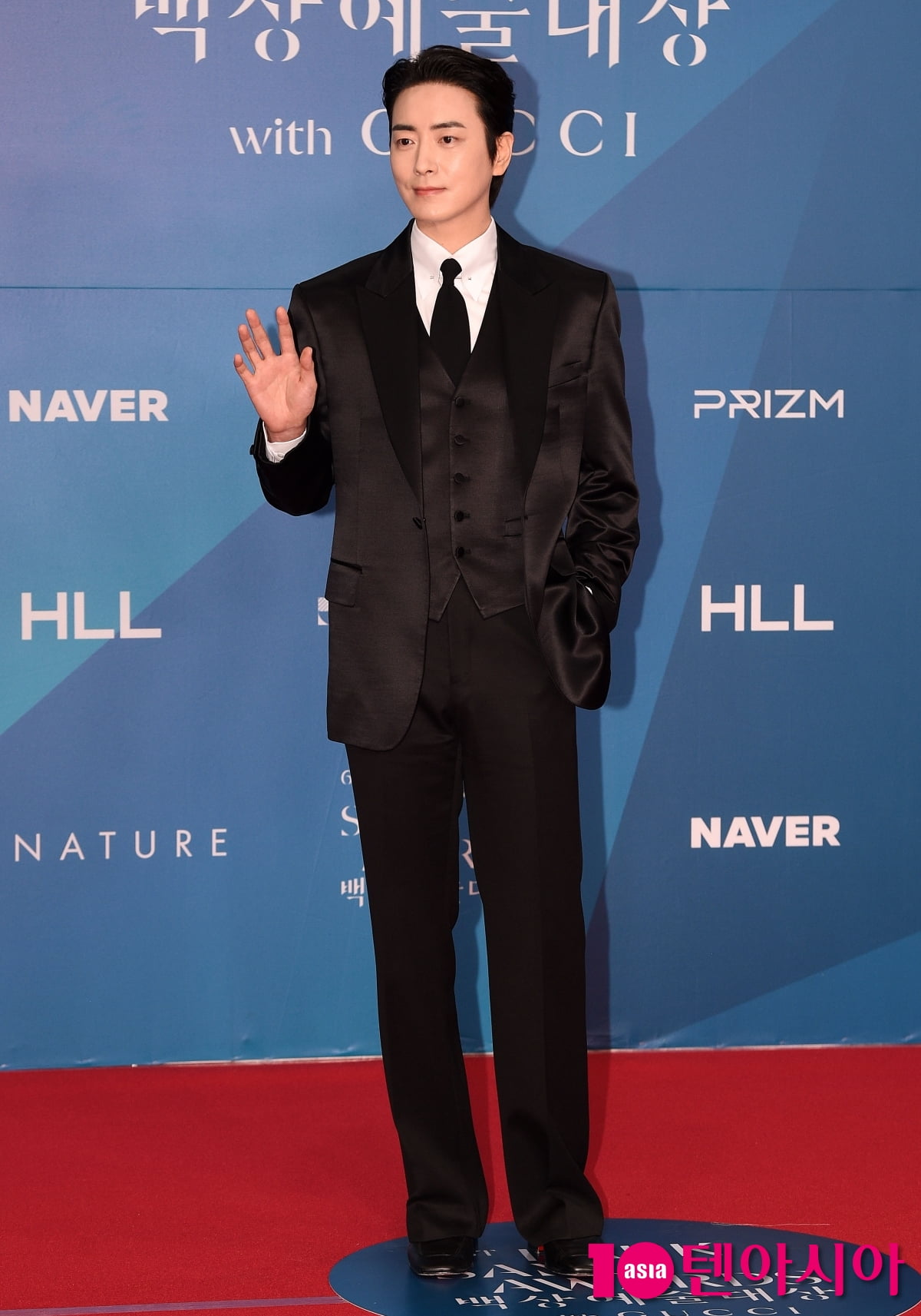 Actor Lee Jun-hyuk Shines on the Red Carpet at the 61st Baeksang Arts Awards