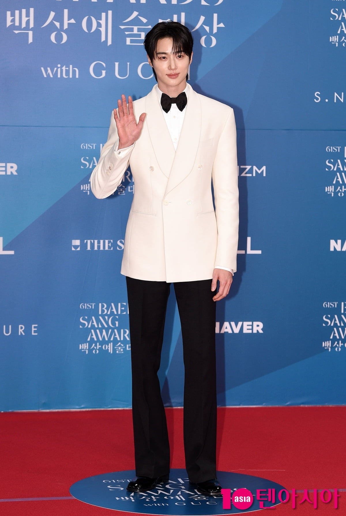 Actor Byeon Woo-seok Graces the Red Carpet at the 61st Baeksang Arts Awards