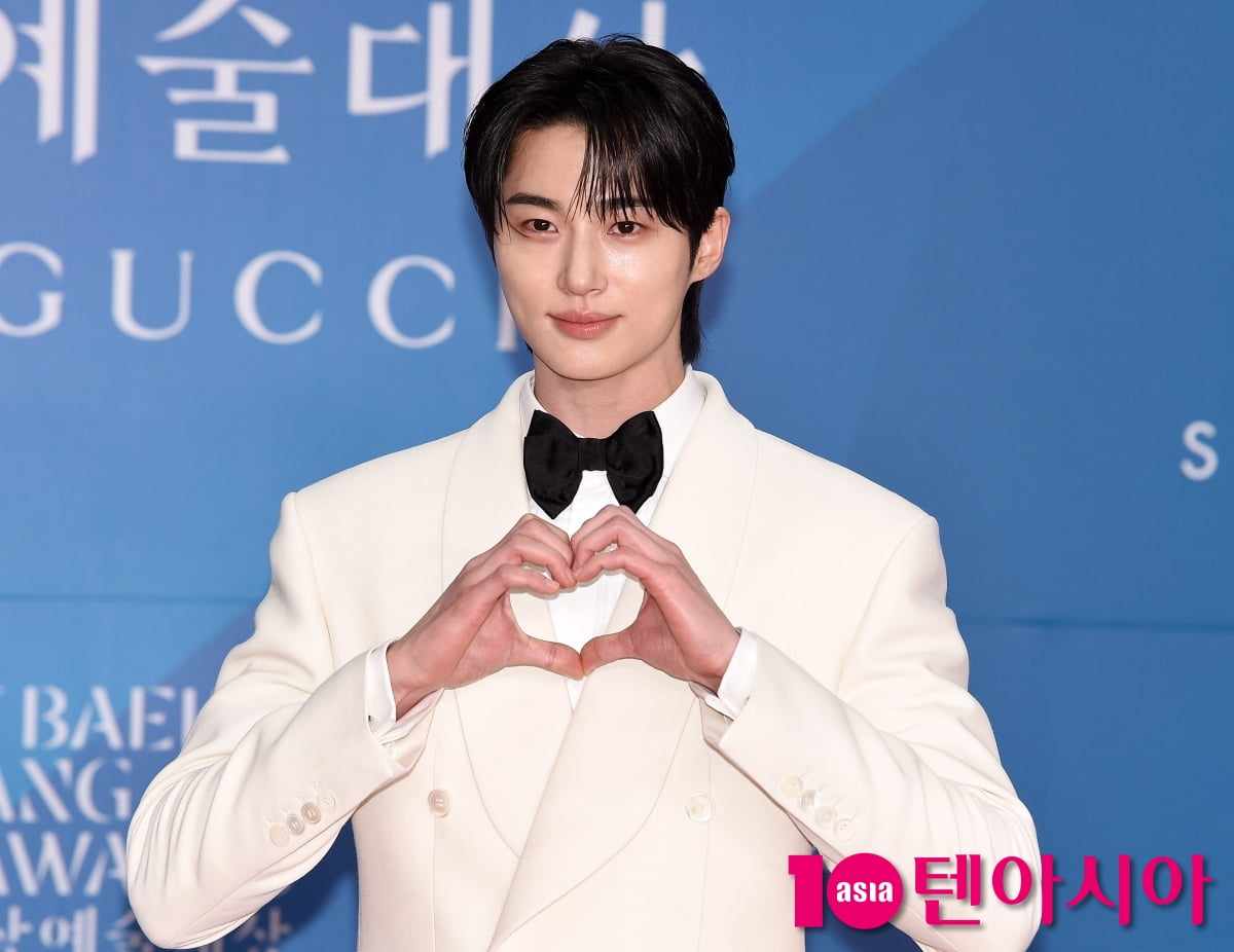 Actor Byeon Woo-seok Graces the Red Carpet at the 61st Baeksang Arts Awards