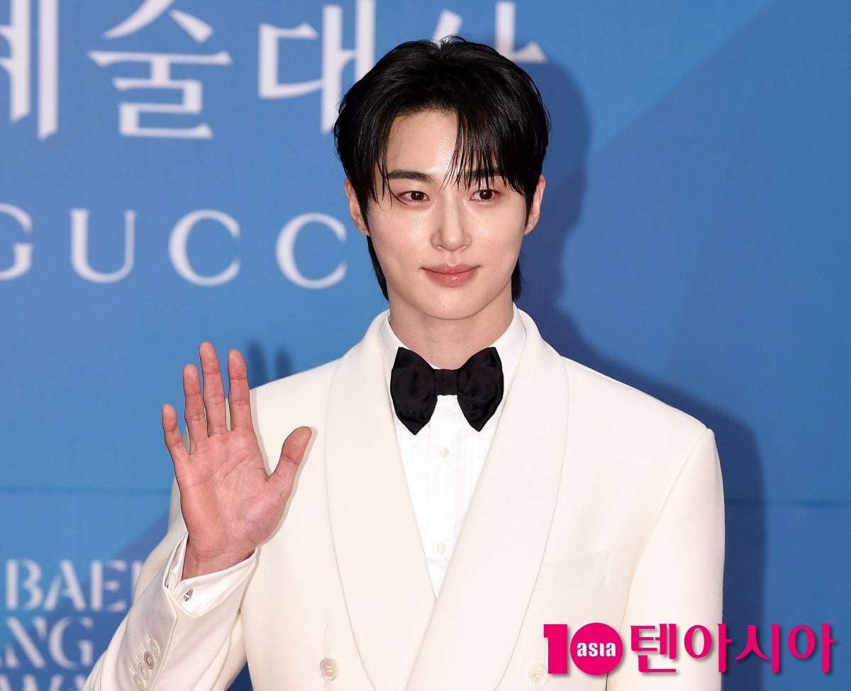 Actor Byeon Woo-seok Graces the Red Carpet at the 61st Baeksang Arts Awards