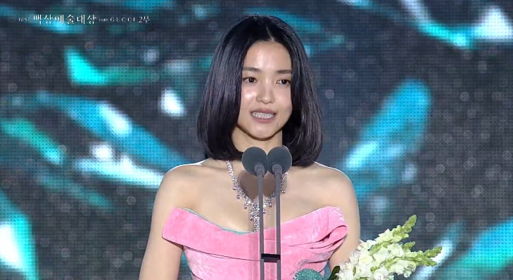 Actress Kim Tae-ri Wins Best Actress Award After Three Years of Voice Training