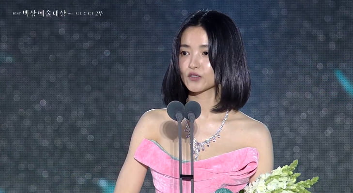 Actress Kim Tae-ri Wins Best Actress Award After Three Years of Voice Training