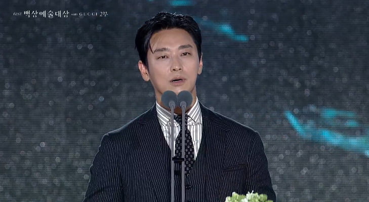 ジュ・ジフン、白象芸術大賞で最優秀賞を受賞!