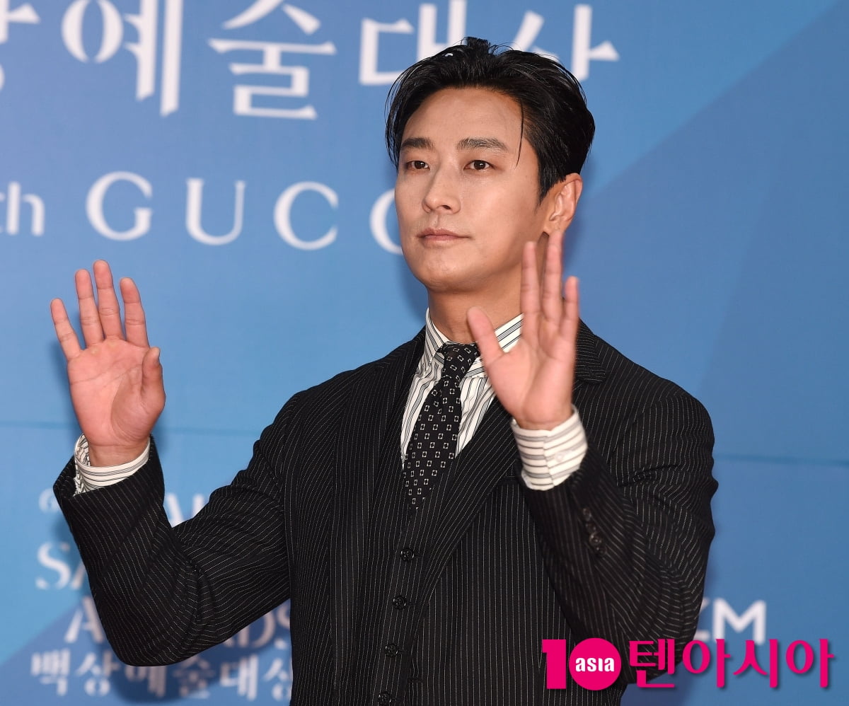 Joo Ji-hoon Graces the Red Carpet at the 61st Baeksang Arts Awards