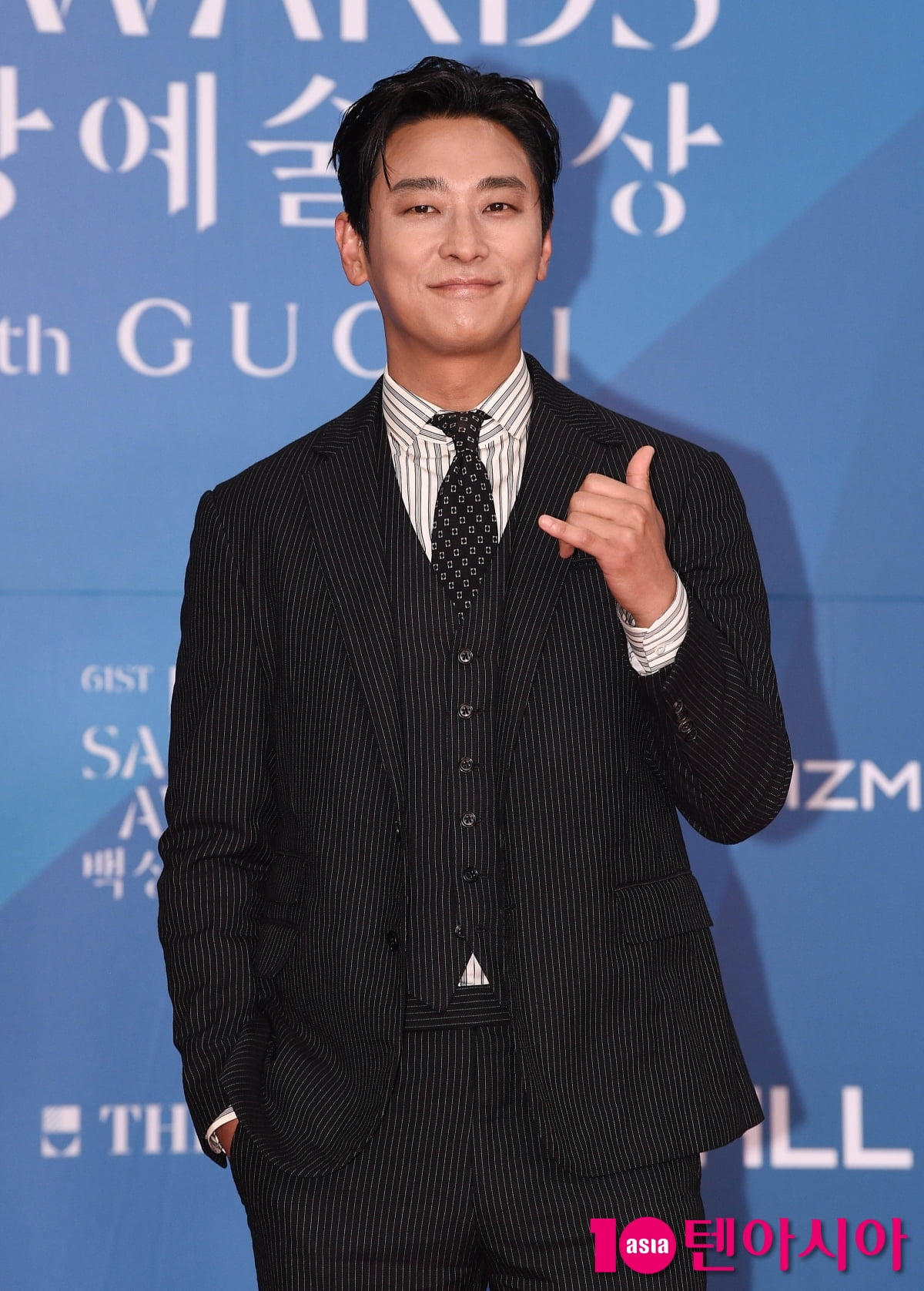 Joo Ji-hoon Graces the Red Carpet at the 61st Baeksang Arts Awards
