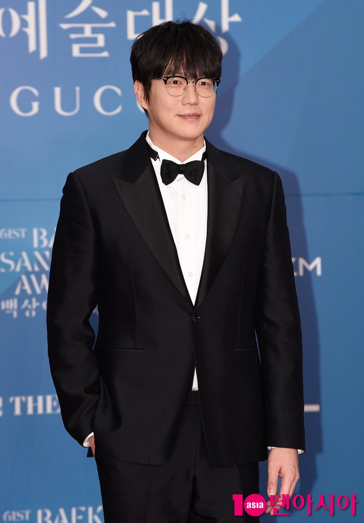 Sung Si-kyung Graces the Red Carpet at the 61st Baeksang Arts Awards