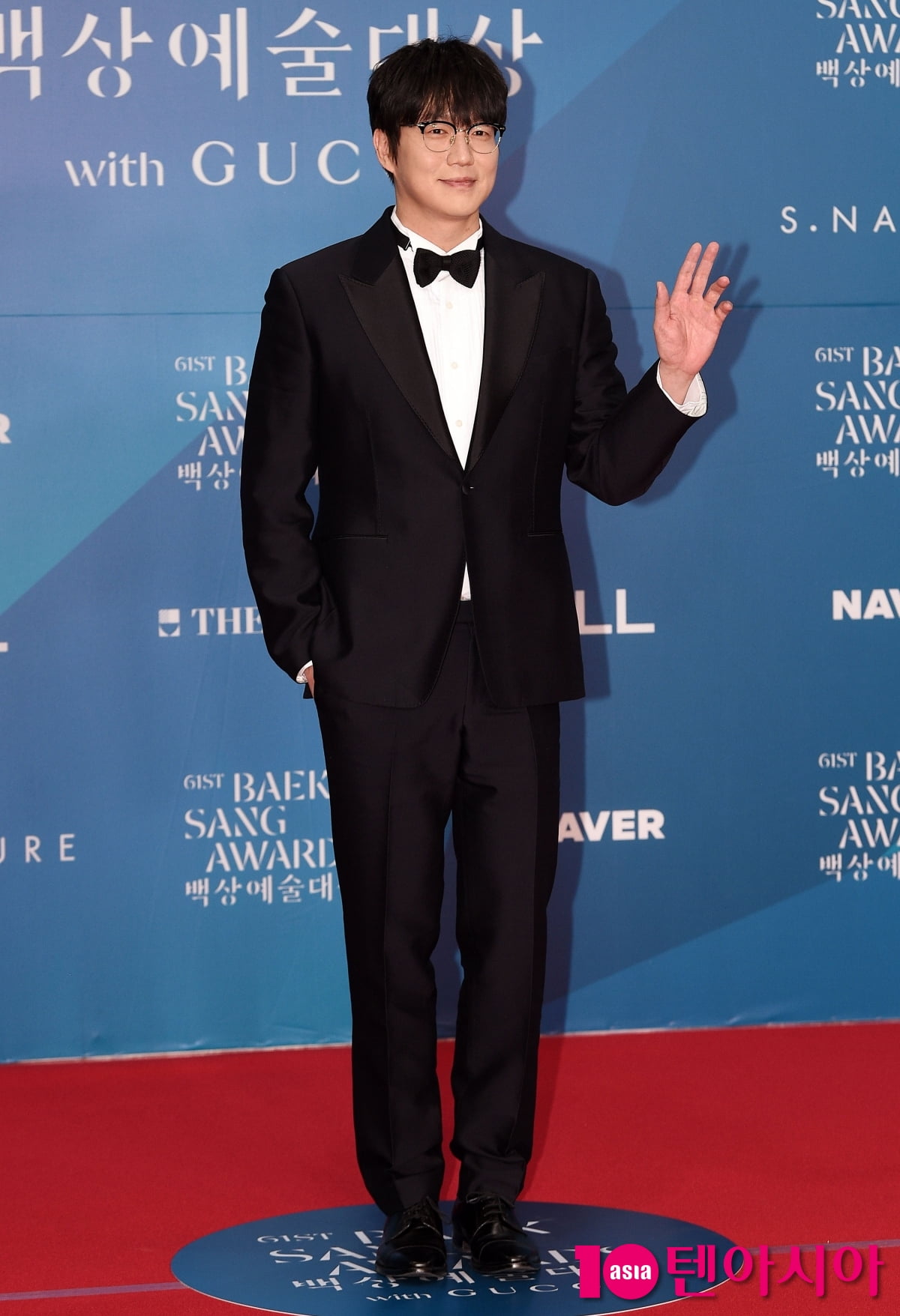 Sung Si-kyung Graces the Red Carpet at the 61st Baeksang Arts Awards