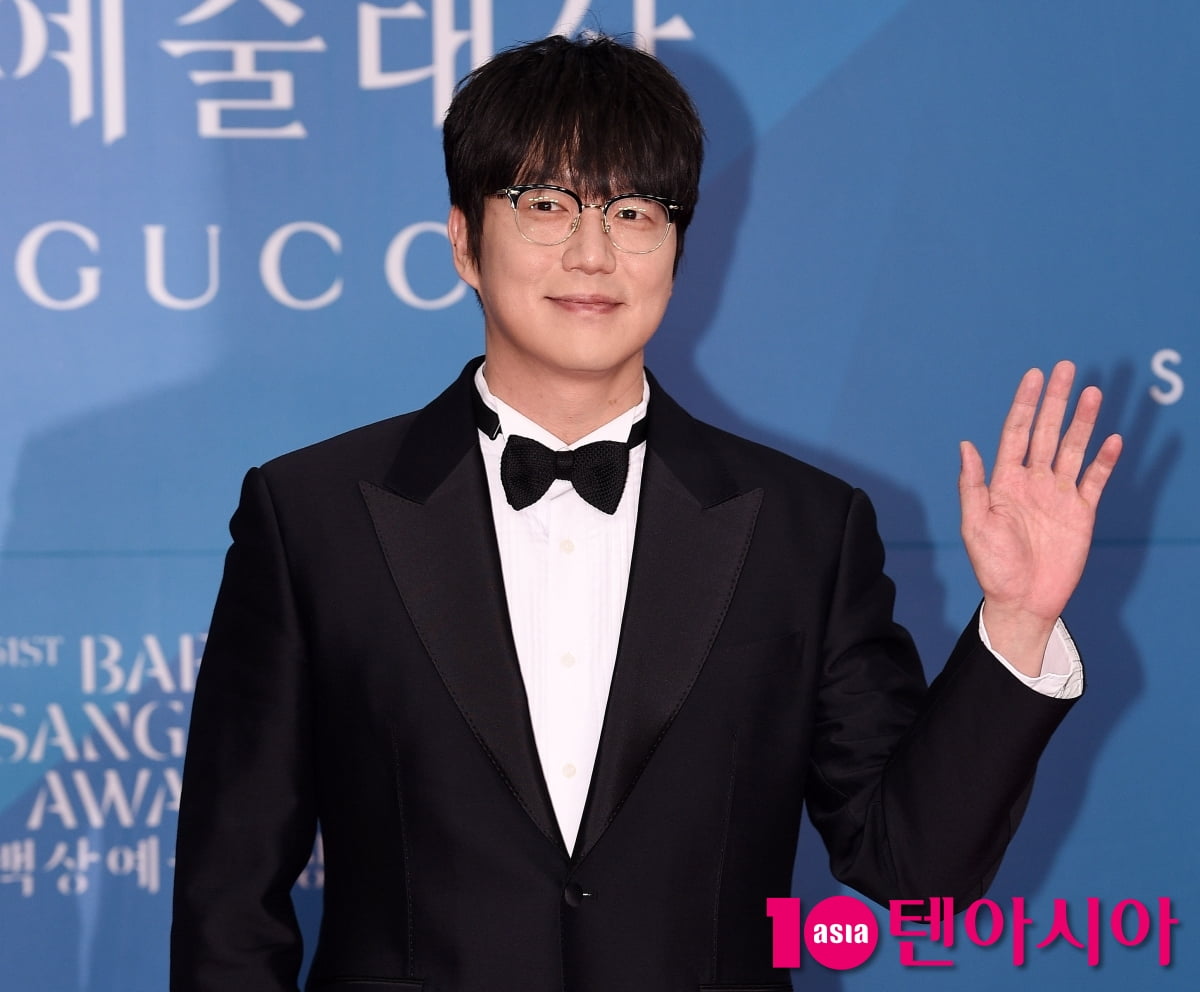 Sung Si-kyung Graces the Red Carpet at the 61st Baeksang Arts Awards