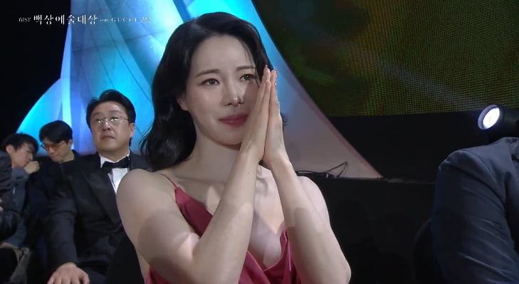 Actress Lim Ji-yeon Returns Empty-Handed Amid 'Cold Shoulder' Controversy at Baeksang Arts Awards