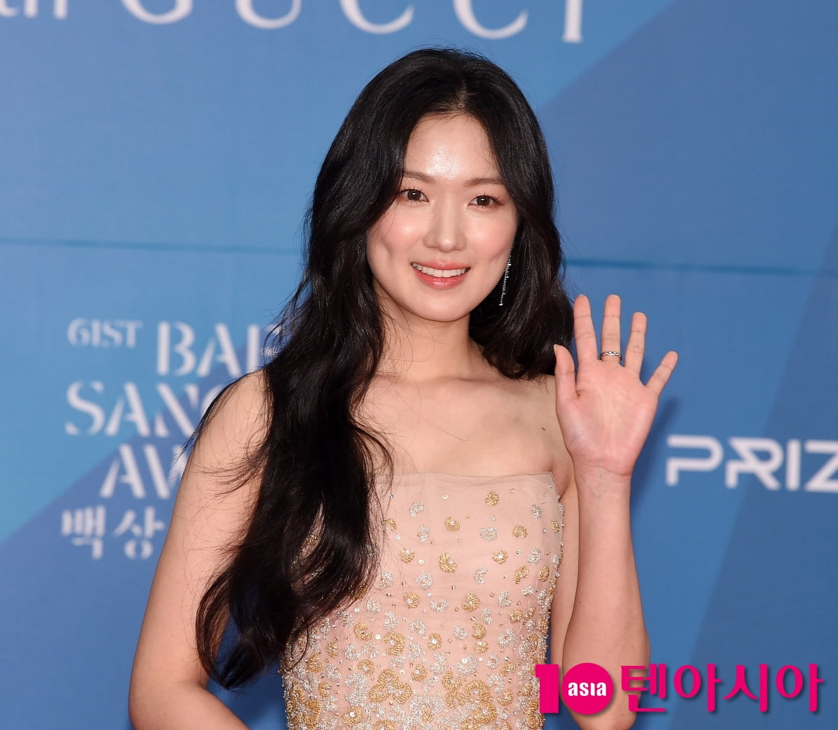 Actress Kim Hye-yoon Shines on the Red Carpet at the 61st Baeksang Arts Awards