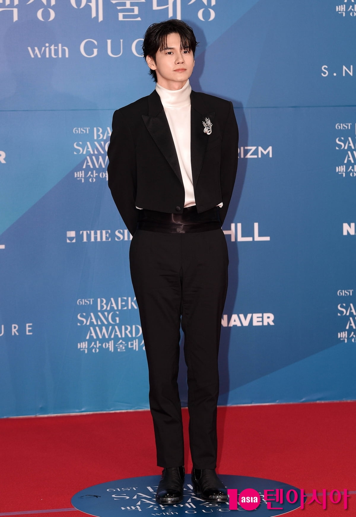 Ong Seong-wu Shines on the Red Carpet at the 61st Baeksang Arts Awards