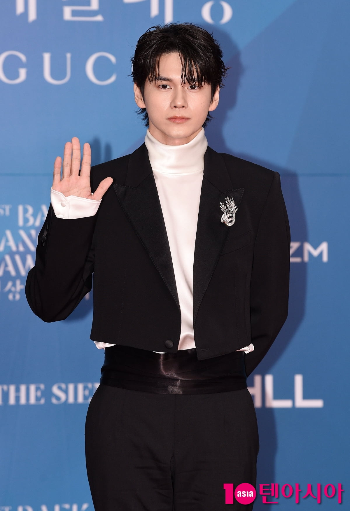 Ong Seong-wu Shines on the Red Carpet at the 61st Baeksang Arts Awards
