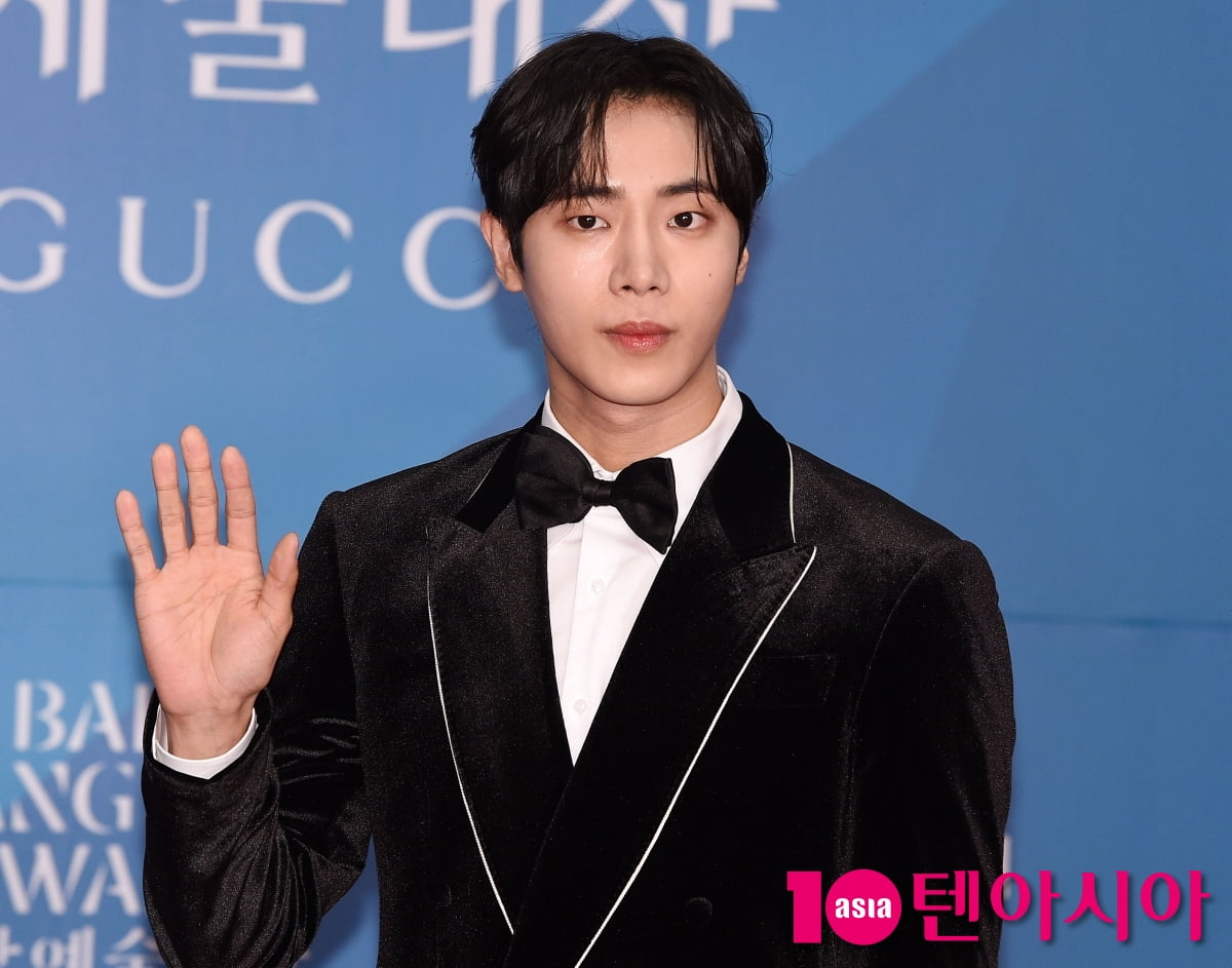 俳優チュ・ヨンウ、第61回百想芸術大賞レッドカーペットに登場