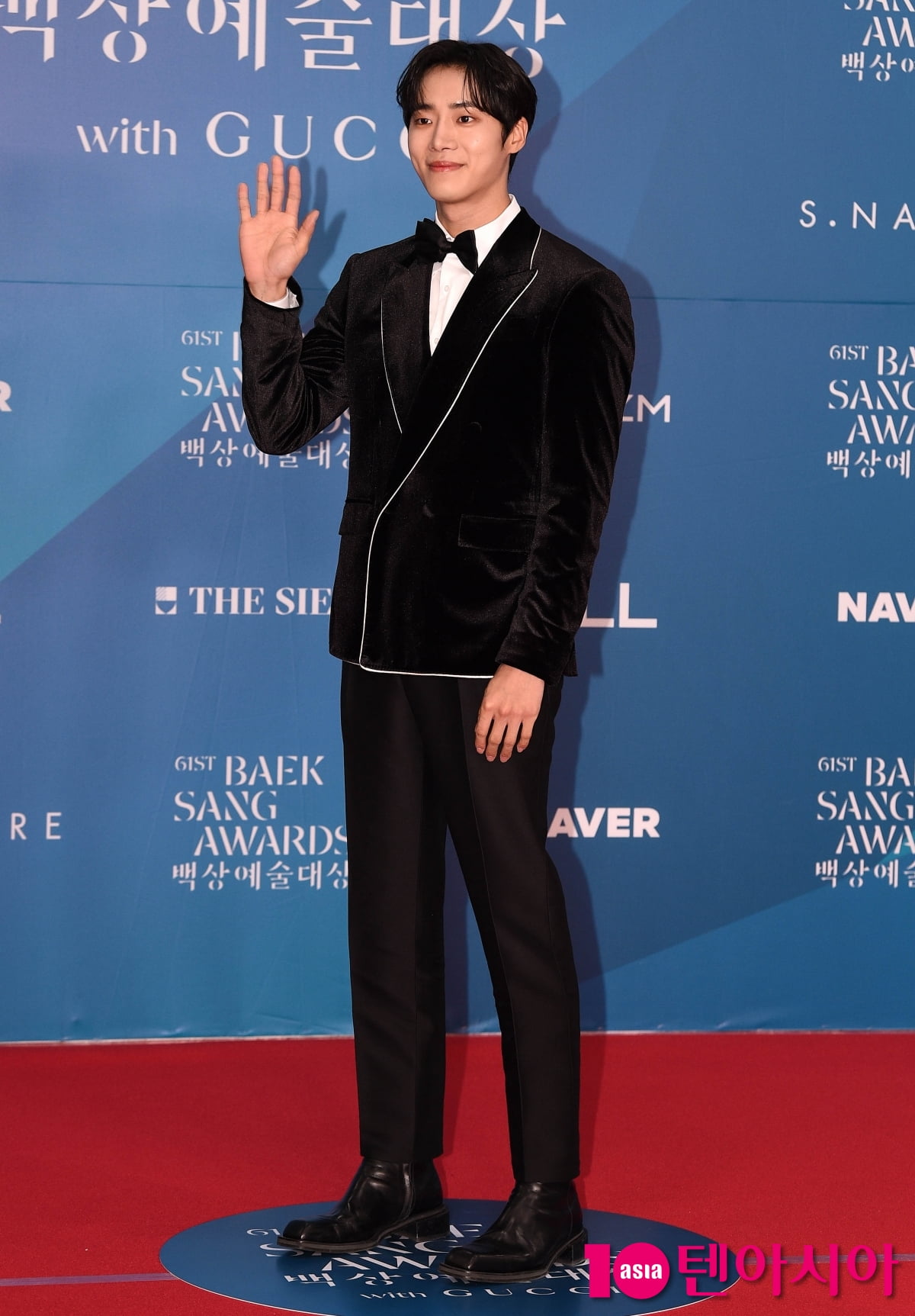 俳優チュ・ヨンウ、第61回百想芸術大賞レッドカーペットに登場