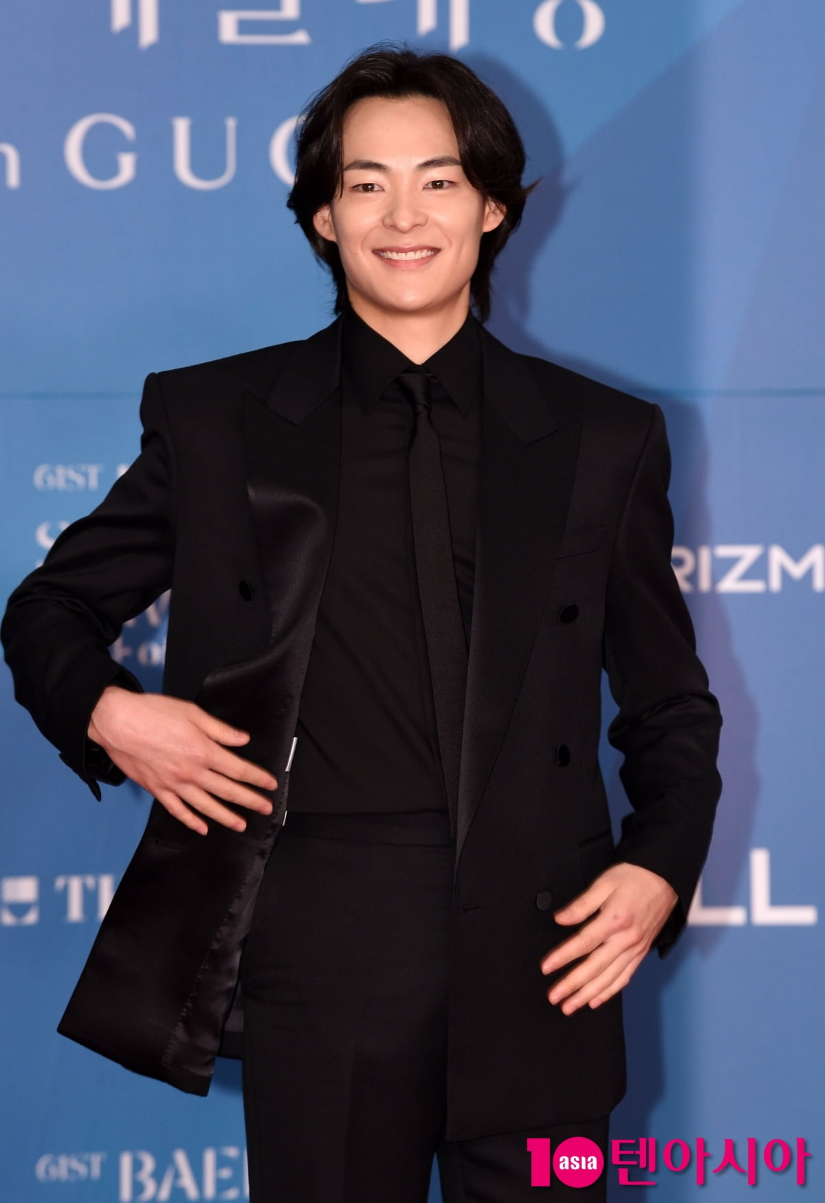 Actor Song Geon-hee Shines at the 61st Baeksang Arts Awards Red Carpet