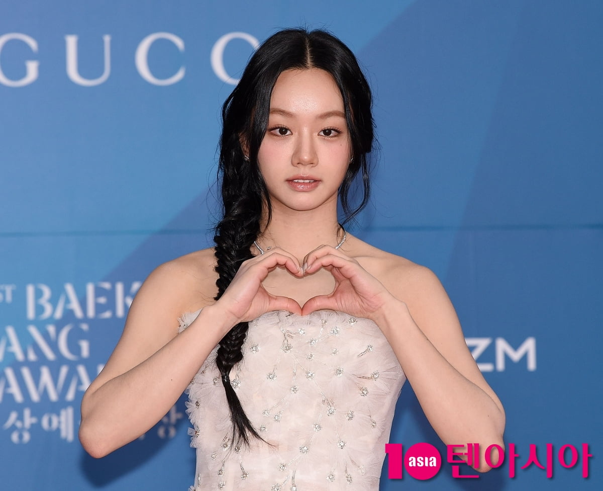 Actress Lee Hye-ri Shines on the Red Carpet at the 61st Baeksang Arts Awards