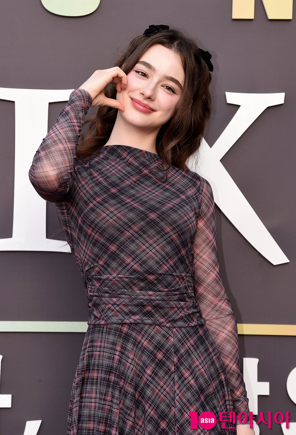 ダシャ・タラン、ソウルで開催された「ムンド・ピクサ」レッドカーペットに登場