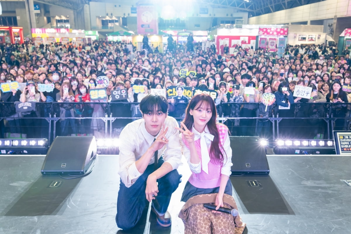 Cho Yi-hyun and Choo Young-woo Shine at KCON JAPAN 2025, Introduce New Drama 'Head Over Heels'