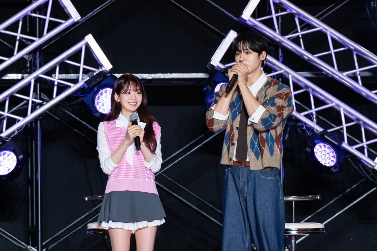Cho Yi-hyun and Choo Young-woo Shine at KCON JAPAN 2025, Introduce New Drama 'Head Over Heels'