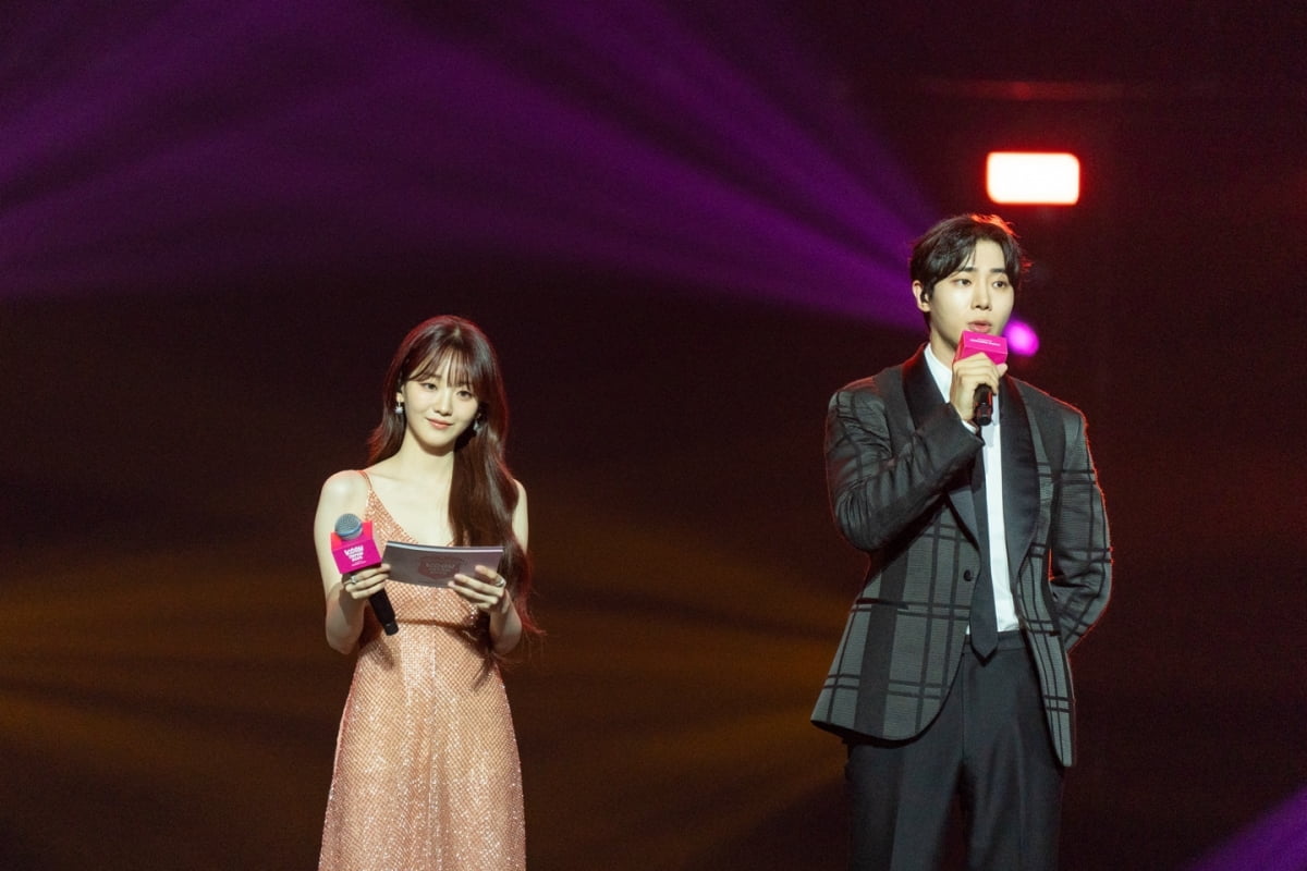 Cho Yi-hyun and Choo Young-woo Shine at KCON JAPAN 2025, Introduce New Drama 'Head Over Heels'
