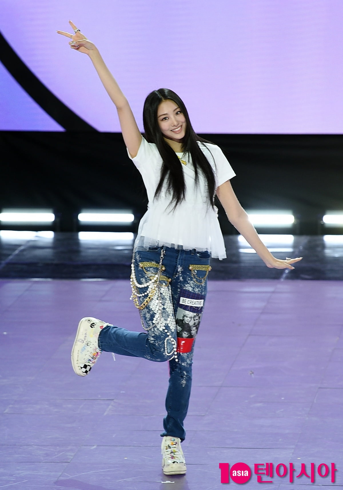 MEOVV Celebrates First Music Show Win with 'HANDS UP'