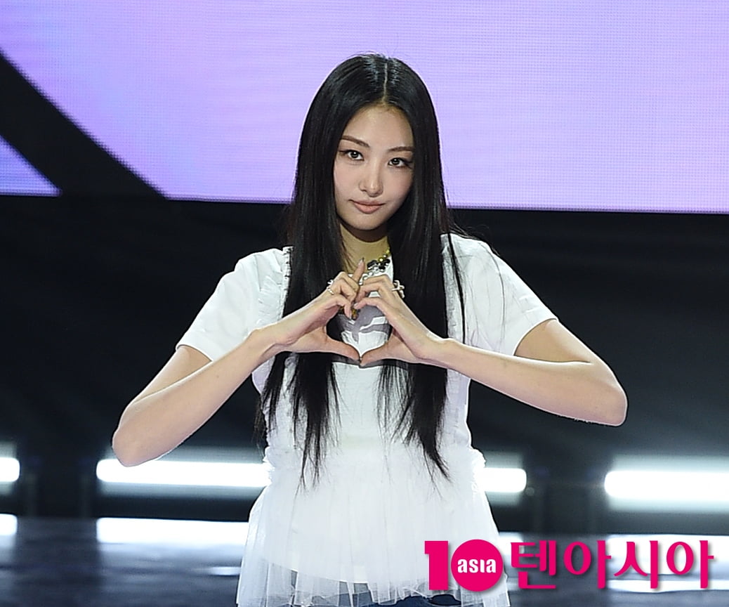 K-Pop Group MEOVV's Gawon Shines at 'MY EYES OPEN VVIDE' Showcase in Seoul
