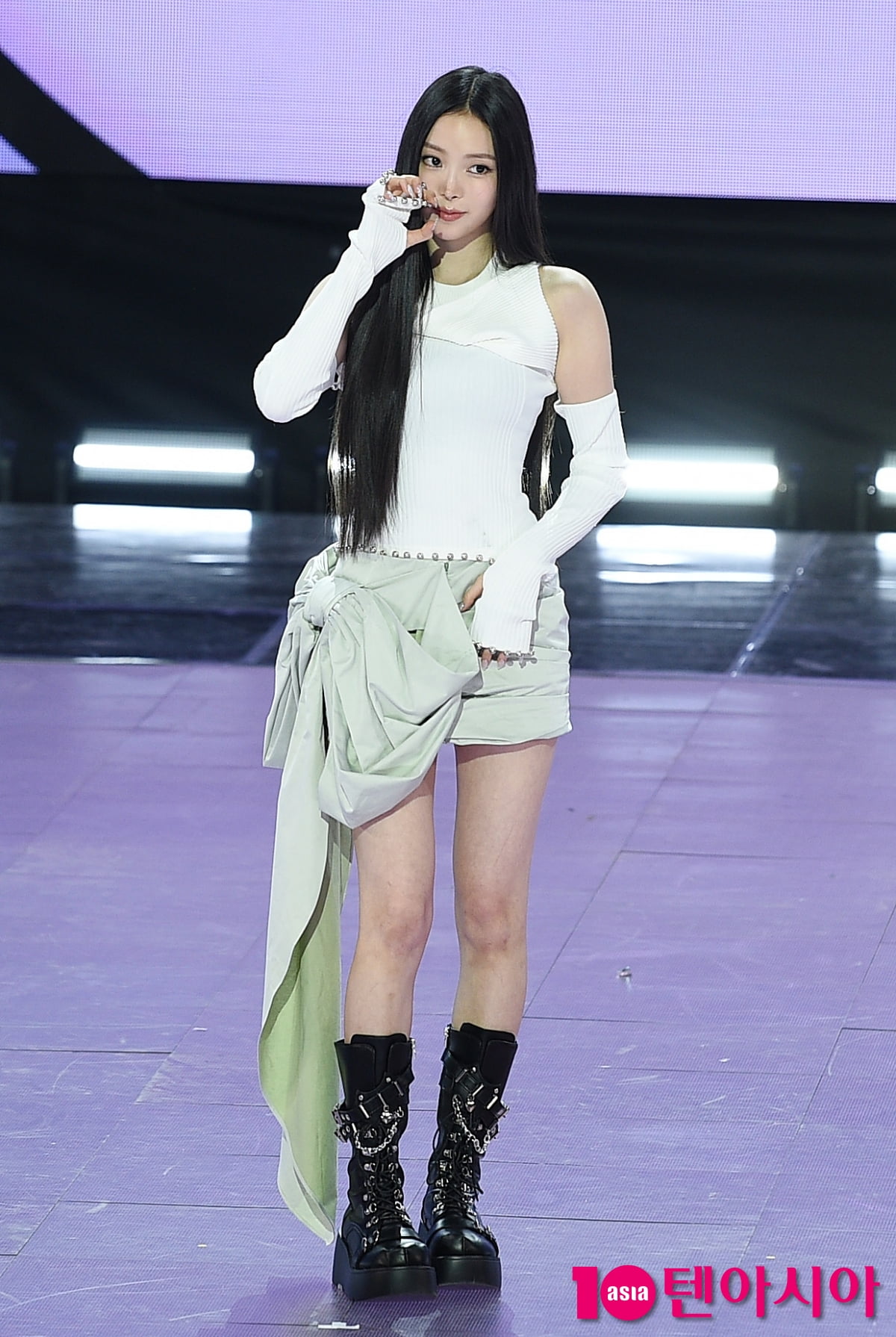 K-Pop Group MEOVV's Narin Shines at Debut EP Showcase in Seoul