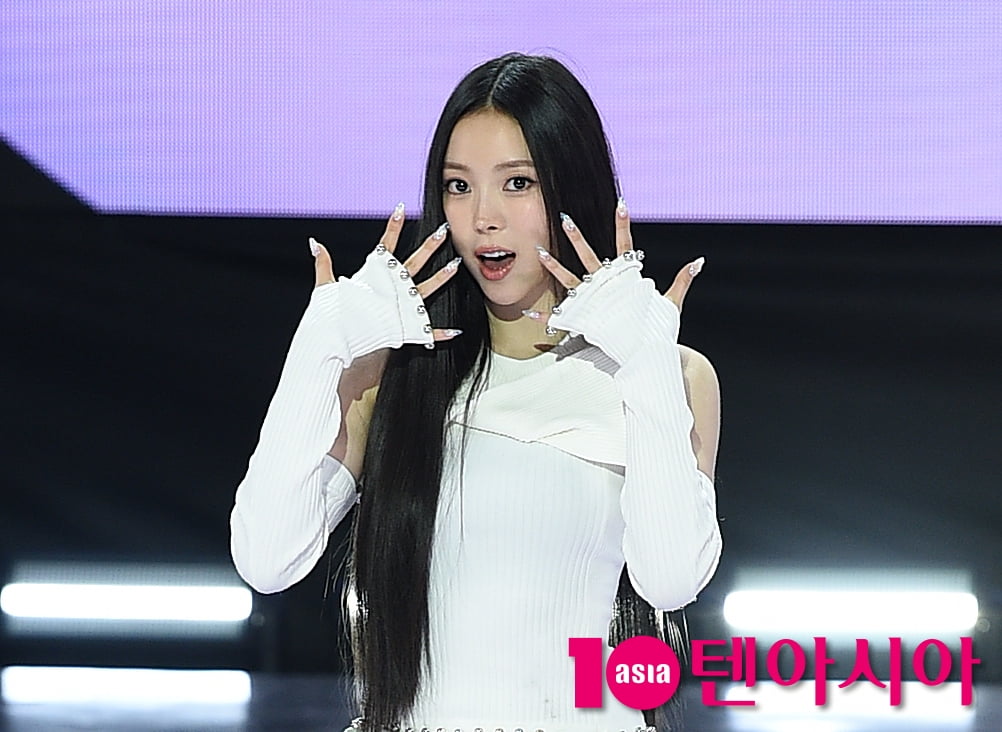 K-Pop Group MEOVV's Narin Shines at Debut EP Showcase in Seoul