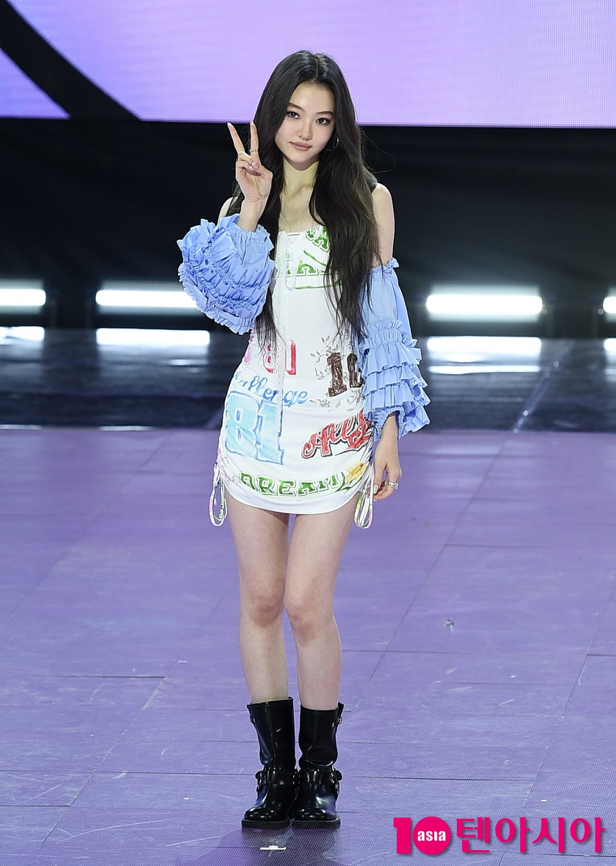 MEOVV's Ella Shines at 'MY EYES OPEN VVIDE' Showcase in Seoul