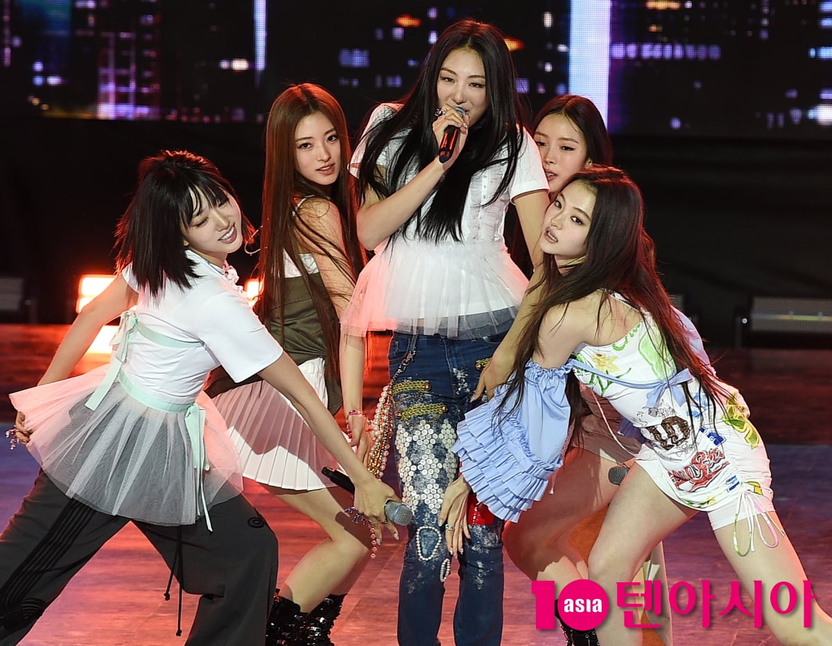 K-Pop Group MEOVV Dazzles at Debut EP Showcase in Seoul