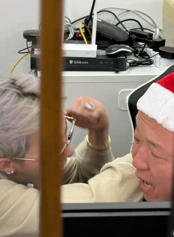 G-Dragon Showcases Chemistry with Comedian Jung Hyung-don