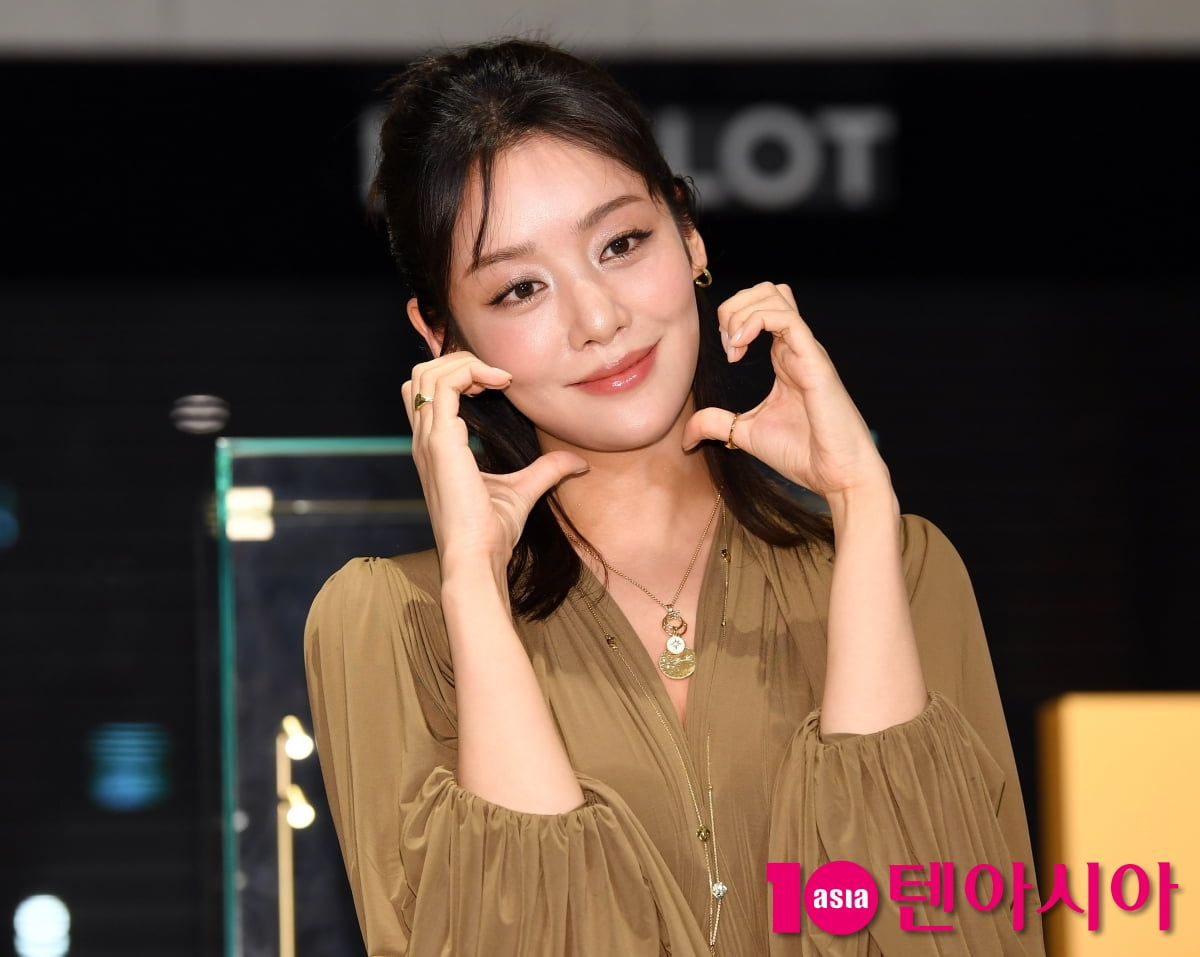 Actress Cha Joo-young, wearing a sky blue one-piece dress...like a Greek goddess