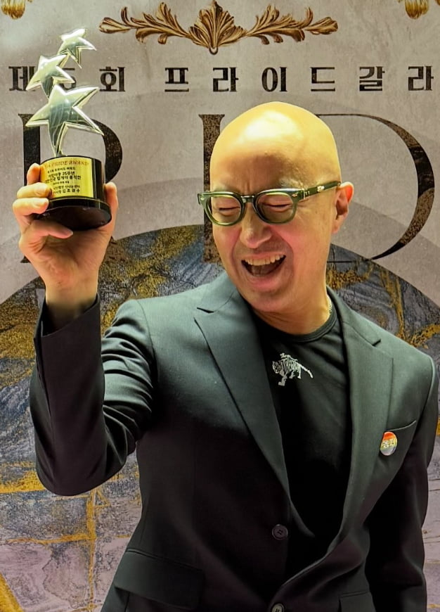 Hong Seok-cheon Celebrates 25 Years Since Coming Out with Prestigious Award