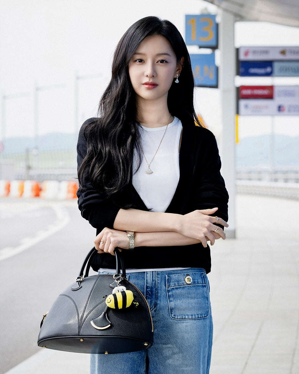 Actress Kim Ji-won Stuns with Elegant Charm and Stylish Airport Fashion