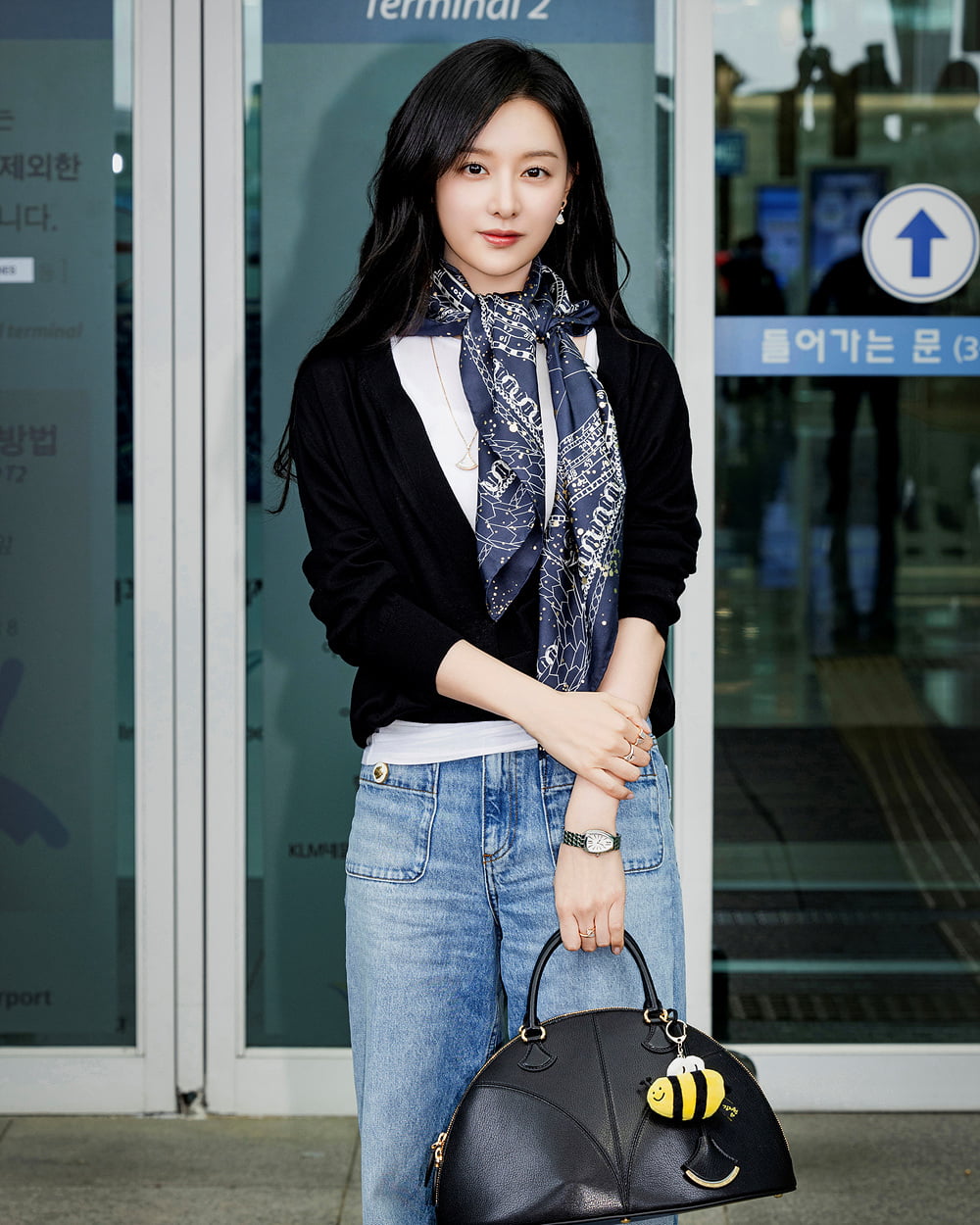 Actress Kim Ji-won Stuns with Elegant Charm and Stylish Airport Fashion